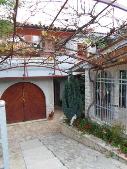 Apartment In Banjole With Terrace, Air Conditioning, Wifi, Washing Machine 3360-1