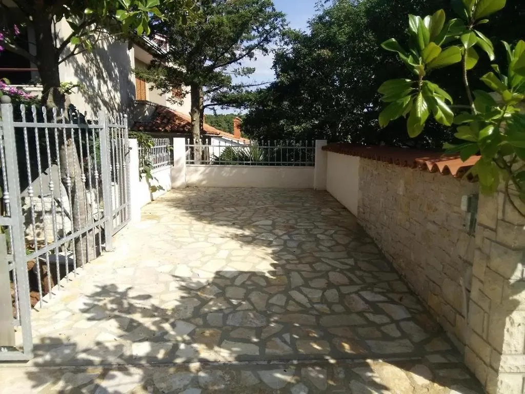 Apartment In Banjole With Terrace, Air Conditioning, Wifi, Washing Machine 3360-1