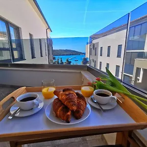Black Pearl - Luxury Seaside App With Pool & Bbq, Istra Banjole