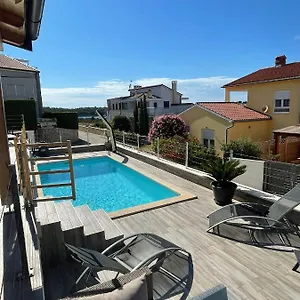 Two-bedroom With Own Private Pool Near The Banjole